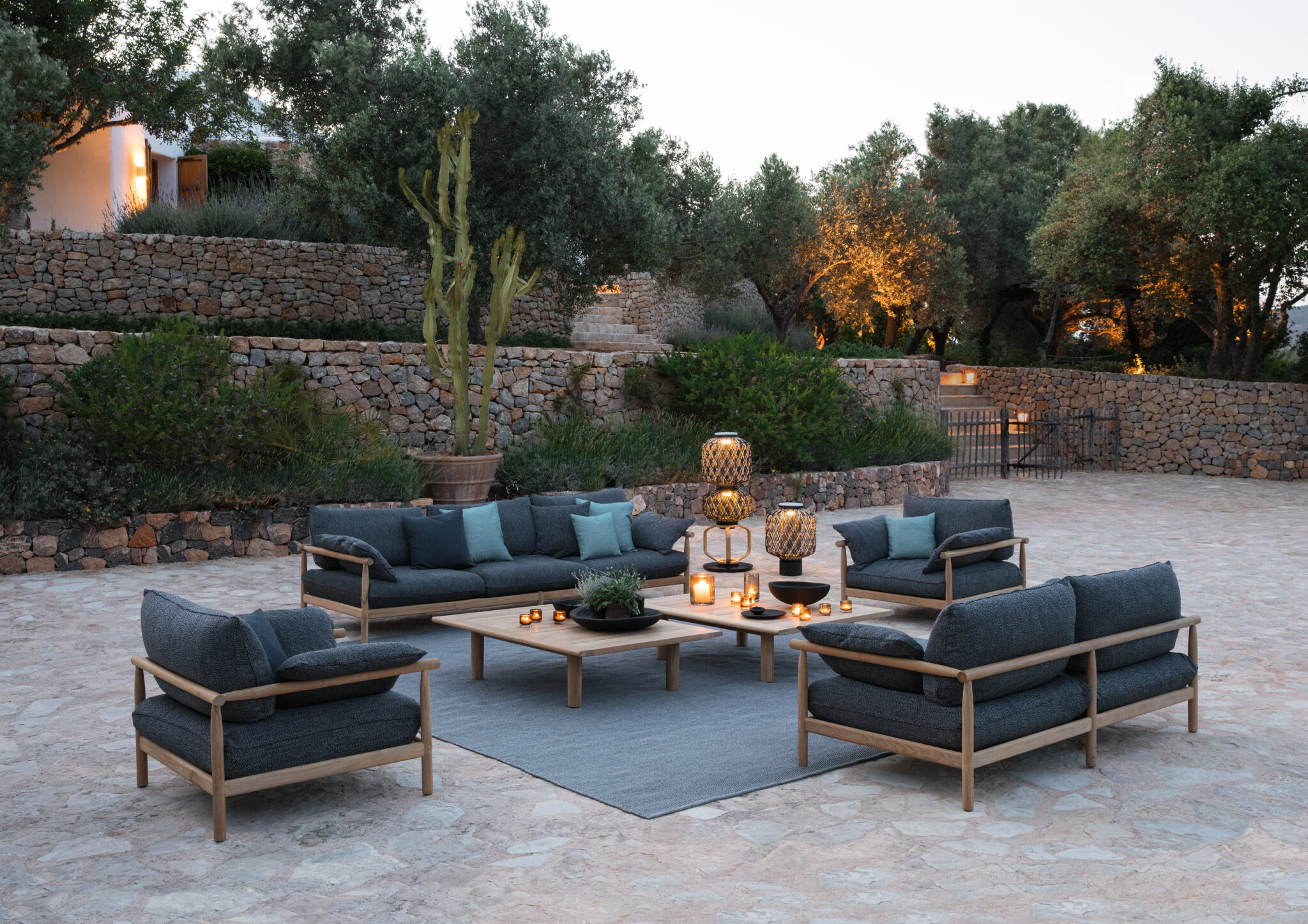 Dedon Tibbo lounge met teakhouten details