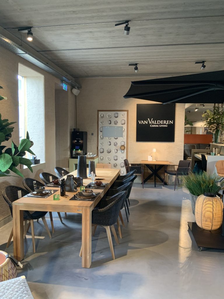 Interieur van restaurant met houten tafel en decoratie.