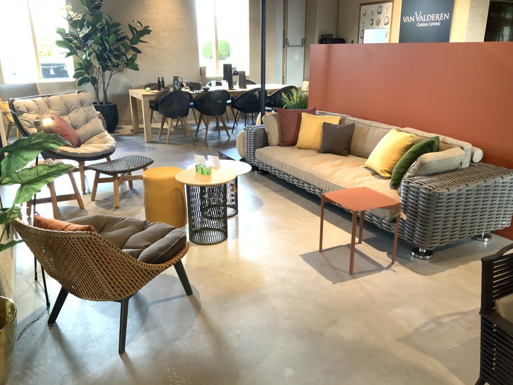 Moderne woonkamer met comfortabele zitmeubels en planten.