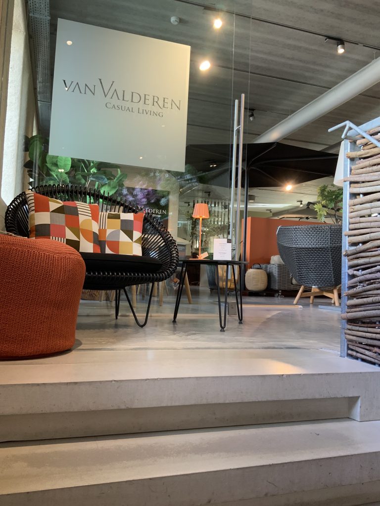 Moderne meubelwinkel met kleurrijke kussens en stoelen