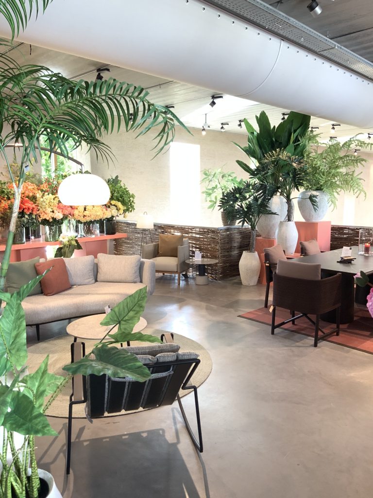 Stijlvol interieur met planten en moderne meubels.