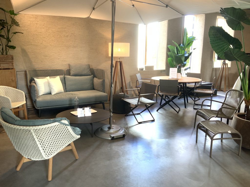 Moderne woonkamer met meubels en planten