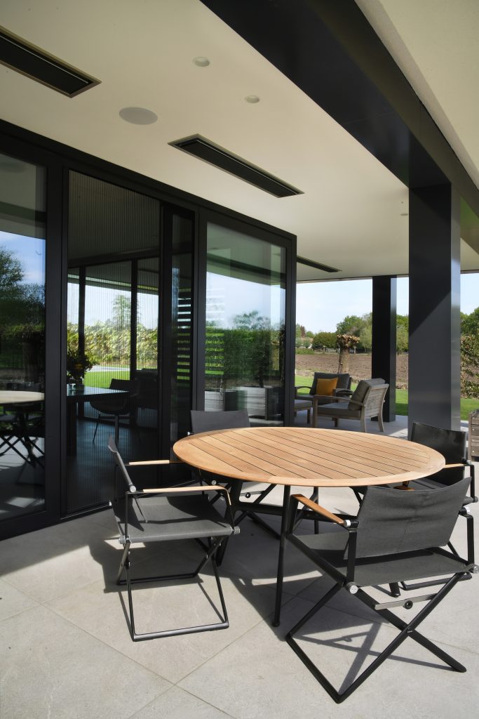 Moderne tuinset op terras met glazen deuren