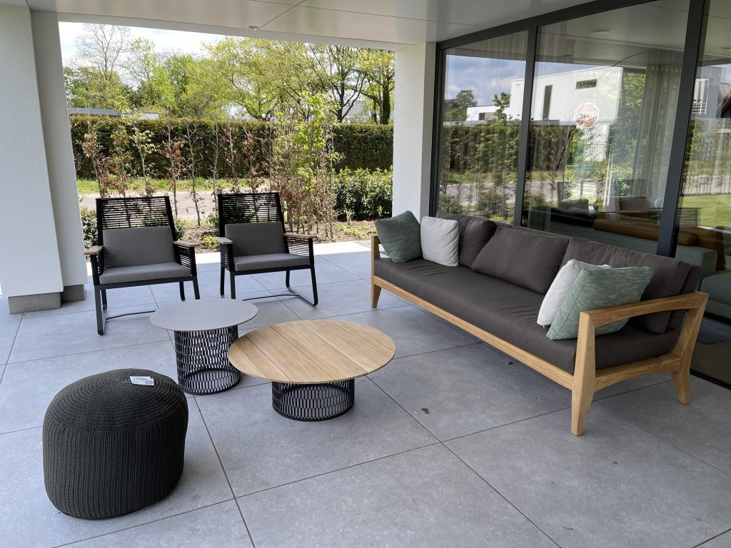 Moderne terrasmeubels met tafel en banken.