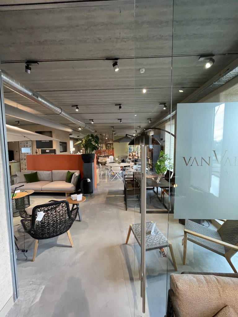 Moderne kantoorruimte met comfortabele zithoek.