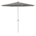 Grijze tuinparasol met metalen paal op witte achtergrond.