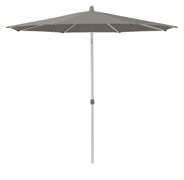 Grijze tuinparasol met metalen paal op witte achtergrond.