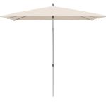 Beige parasol met metalen paal op witte achtergrond.