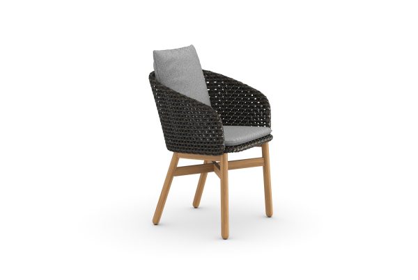 Moderne rotan stoel met houten poten.