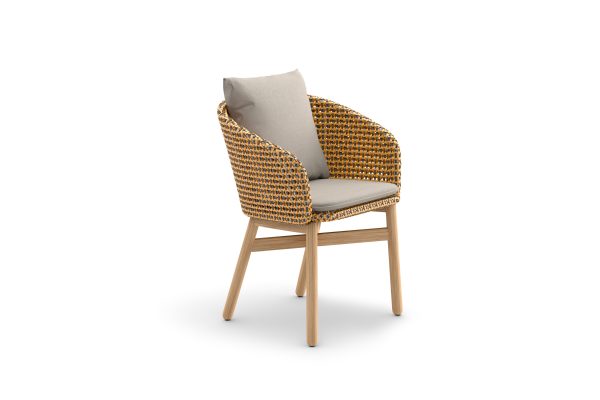 Rotan stoel met kussen op houten poten