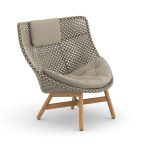 Moderne designfauteuil met houten poten en kussen.
