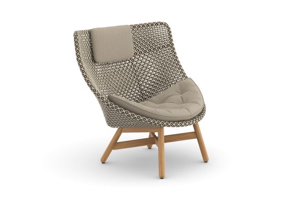 Moderne designfauteuil met houten poten en kussen.