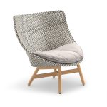 Moderne stoffen fauteuil met houten poten