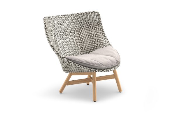 Moderne stoffen fauteuil met houten poten