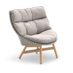 Comfortabele moderne fauteuil met houten poten