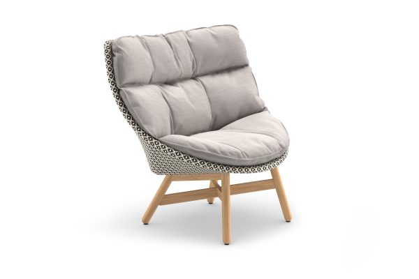 Comfortabele moderne fauteuil met houten poten