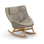 Moderne schommelstoel met houten poten en geweven rugleuning