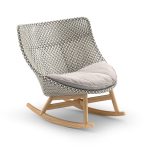 Moderne schommelstoel met houten frame en kussen.