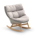 Comfortabele schommelstoel met zachte kussens, houten frame.