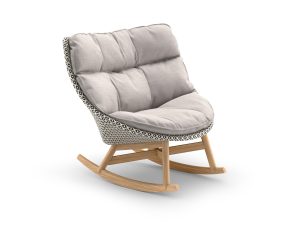 Comfortabele schommelstoel met zachte kussens, houten frame.