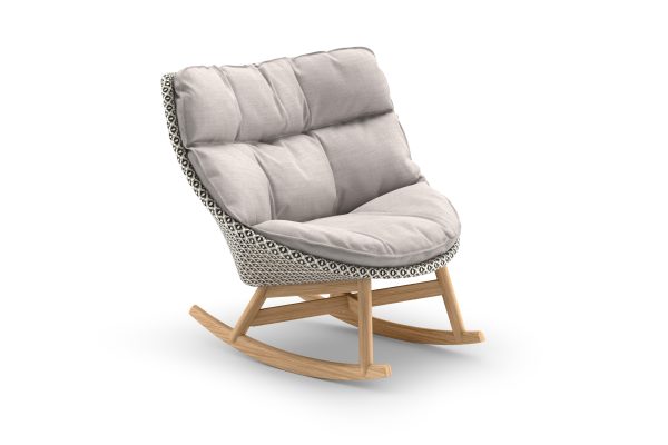 Comfortabele schommelstoel met zachte kussens, houten frame.