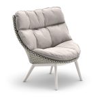 Moderne grijze stoel met kussens, eigentijds ontwerp.