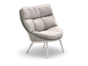 Moderne grijze stoel met kussens, eigentijds ontwerp.