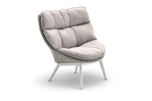Moderne grijze stoel met kussens, eigentijds ontwerp.