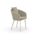 Stijlvolle gevlochten stoel met kussens