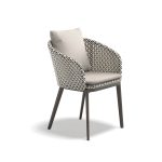 Stijlvolle grijze stoel met gewatteerd kussen