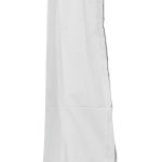 Parasol met beschermhoes op stevige voet.