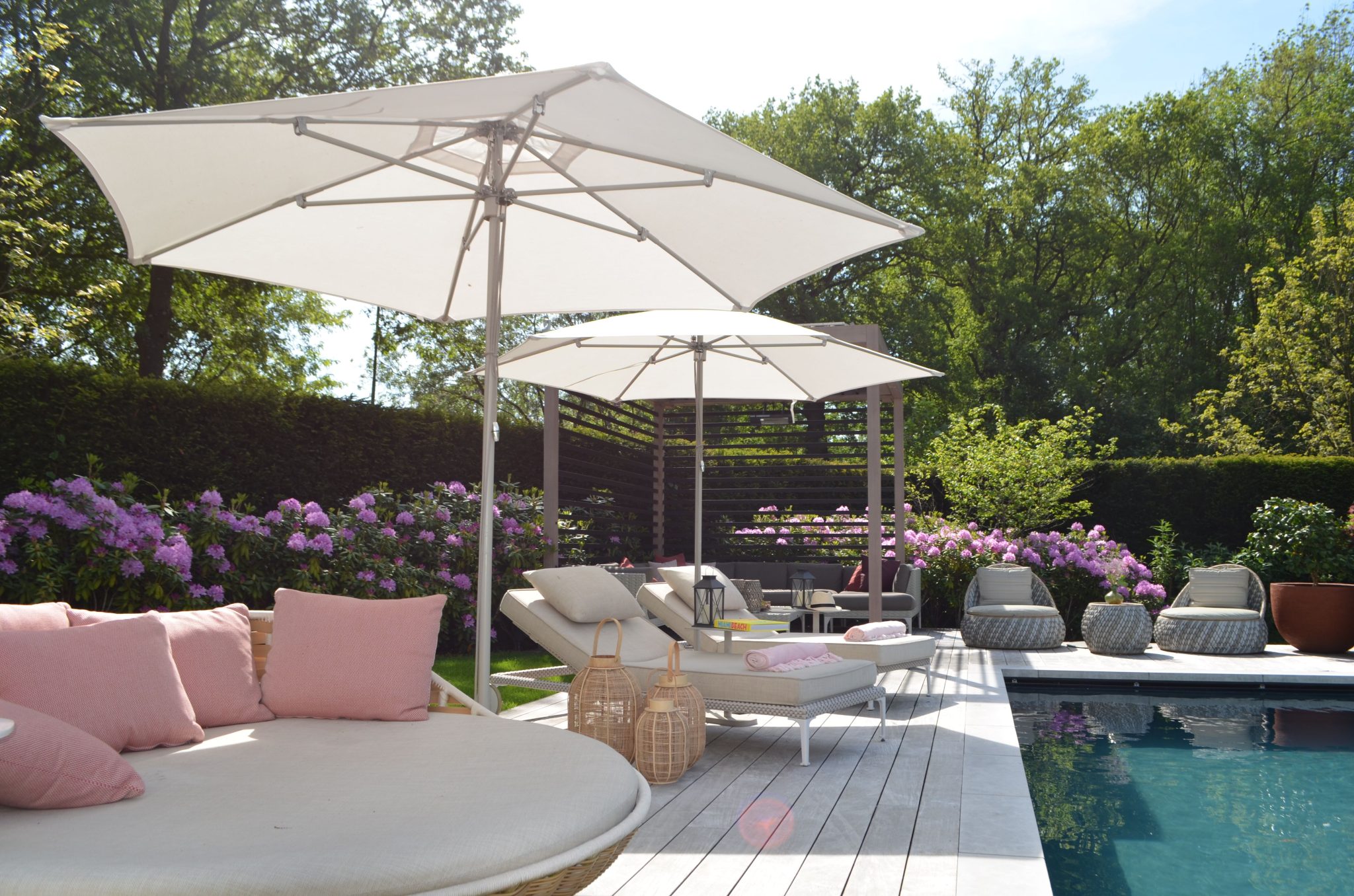 Moderne tuin met zwembad en ligstoelen