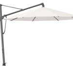 Gebogen terrasparasol met metalen standaard