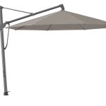 Grijze vrijstaande parasol op witte achtergrond