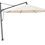 Beige parasol met zwenkarm, vrije stand.