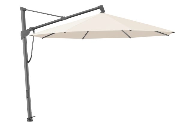 Beige parasol met zwenkarm, vrije stand.