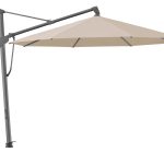 Vrijstaande beige parasol met metalen frame.