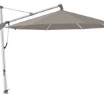 Grote parasol met zijarm in beige kleur.