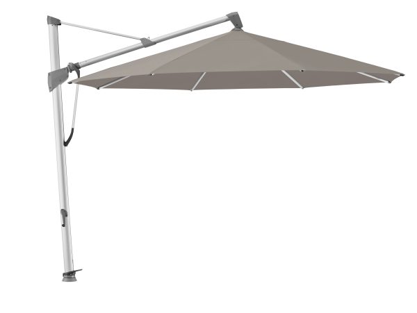 Grote parasol met zijarm in beige kleur.