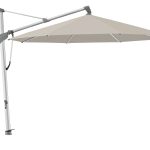 Vrijstaande beige parasol met metalen frame.