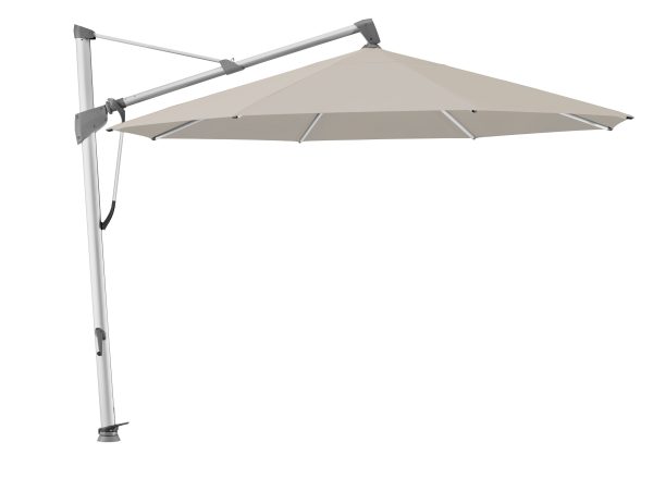 Vrijstaande beige parasol met metalen frame.