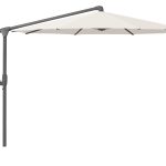 Vrijstaande parasol met grijze arm en crème doek.