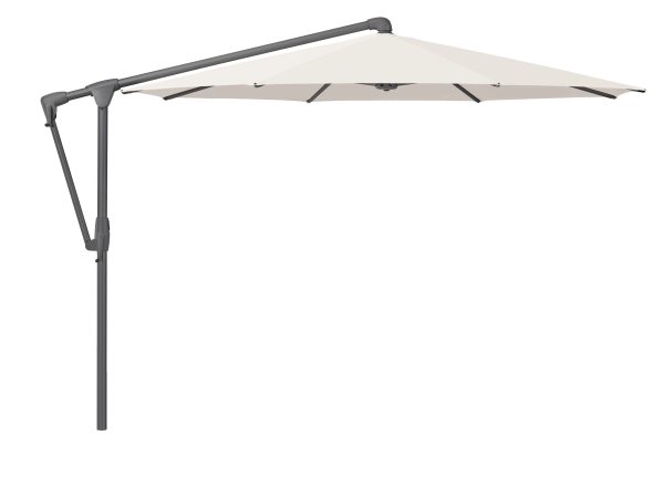 Vrijstaande parasol met grijze arm en crème doek.
