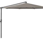 Grijze vrijstaande parasol op witte achtergrond