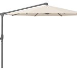Vrijstaande tuinparasol met grijze steel en beige doek.