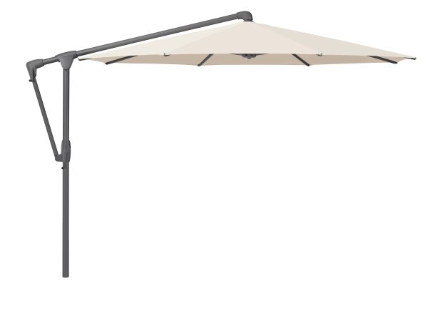 Vrijstaande tuinparasol met grijze steel en beige doek.