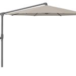 Vrijdragende parasol met beige doek.