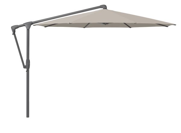 Vrijdragende parasol met beige doek.