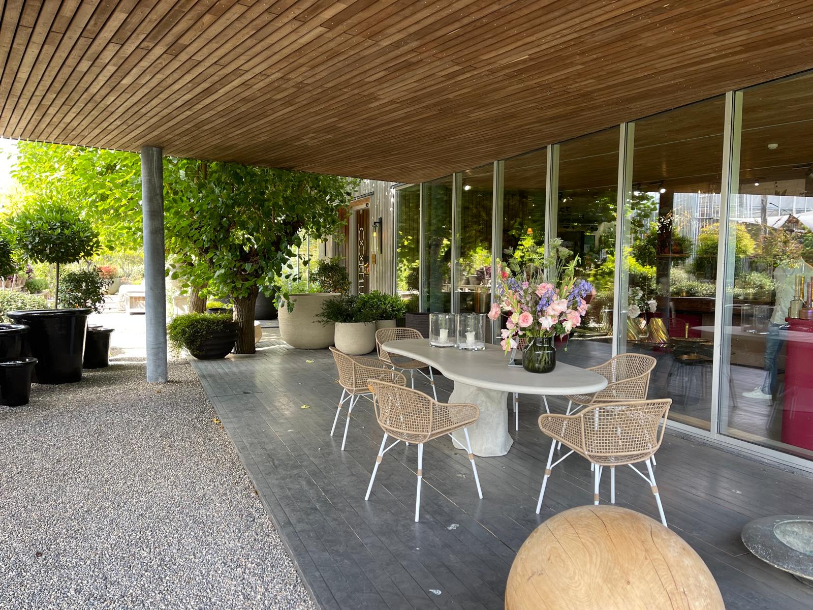 Van Valderen winkel – buitenaanzicht met diningopstelling