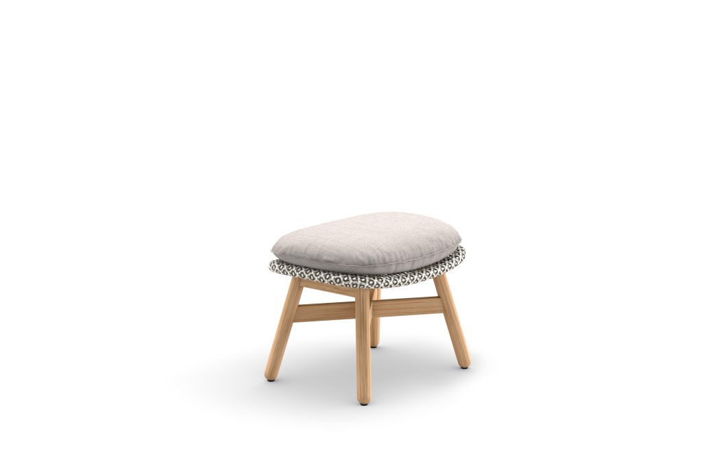 Moderne houten poef met zacht kussen en patroon